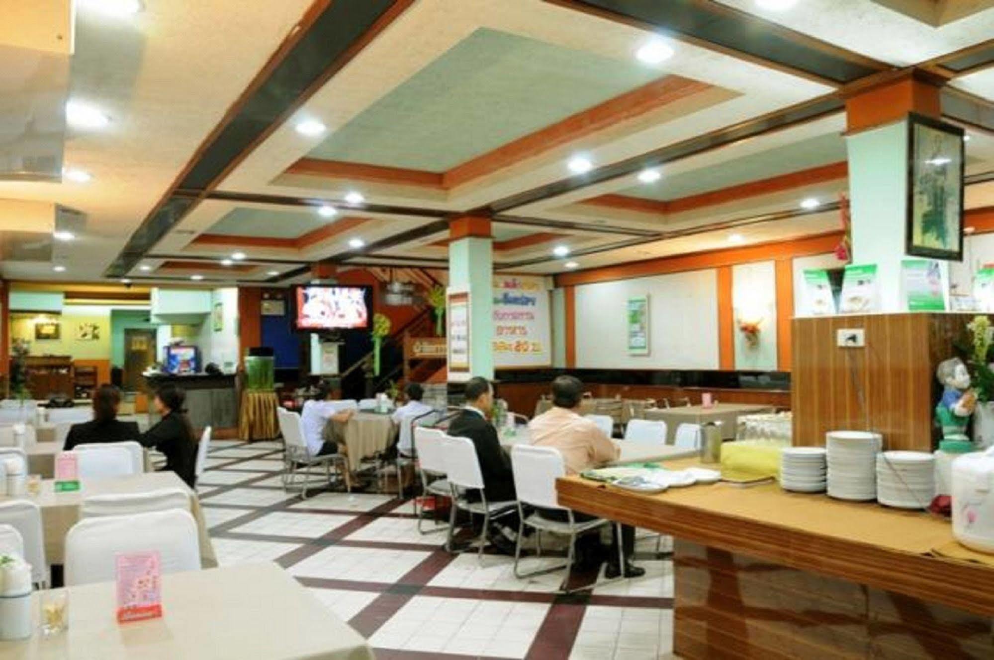 Amarin Nakorn Hotel Phitsanulok Buitenkant foto