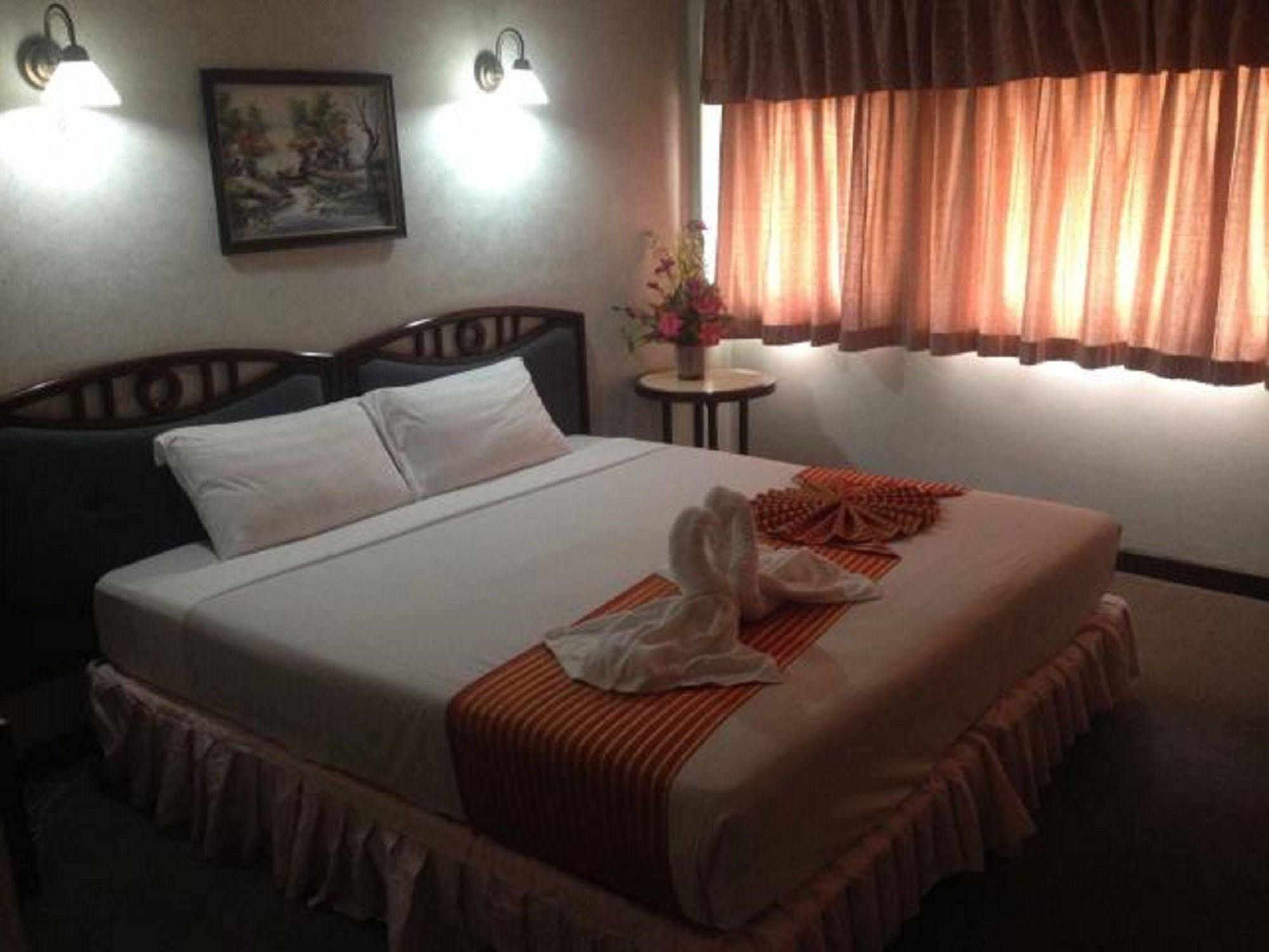 Amarin Nakorn Hotel Phitsanulok Buitenkant foto