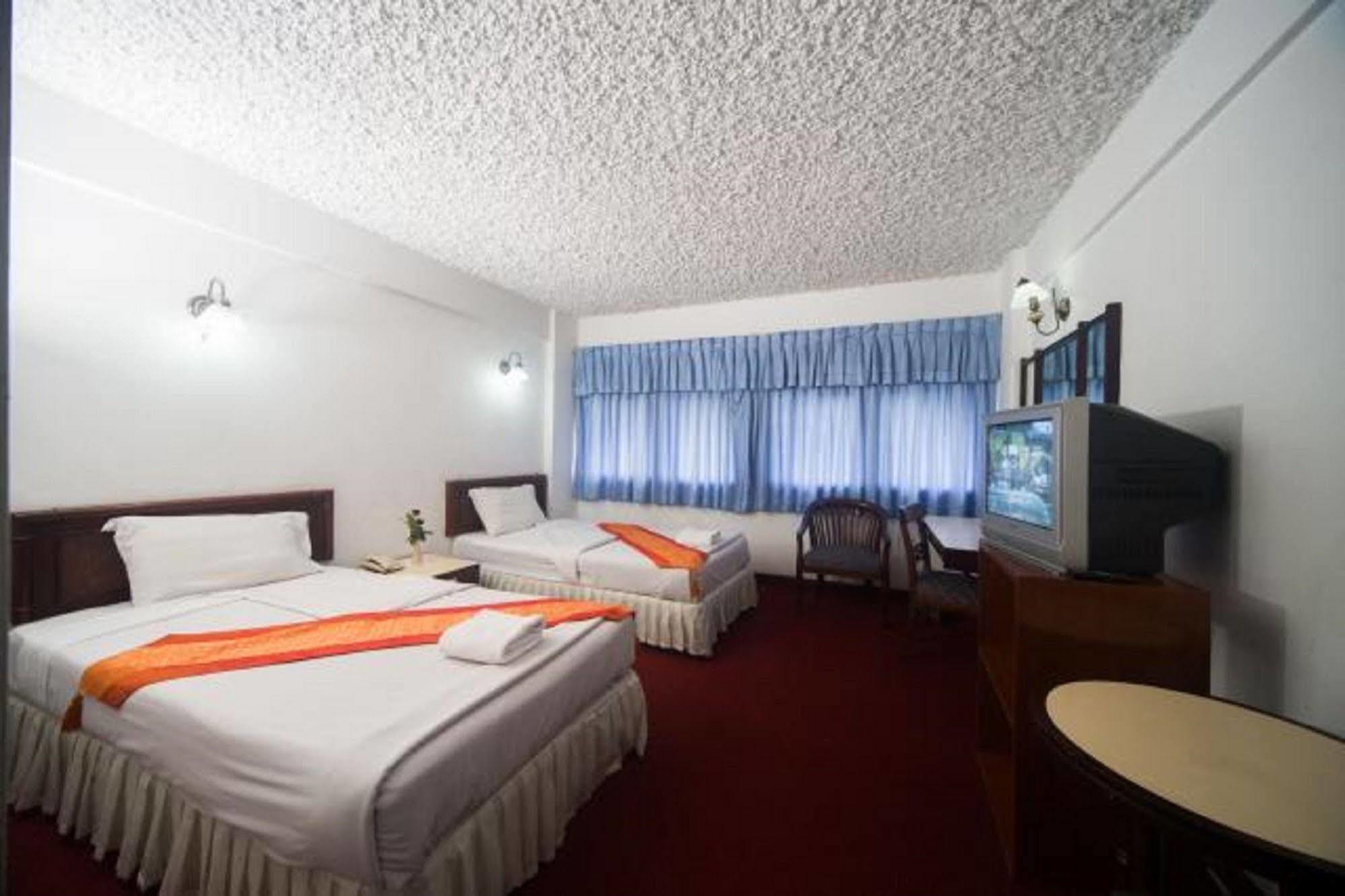 Amarin Nakorn Hotel Phitsanulok Buitenkant foto
