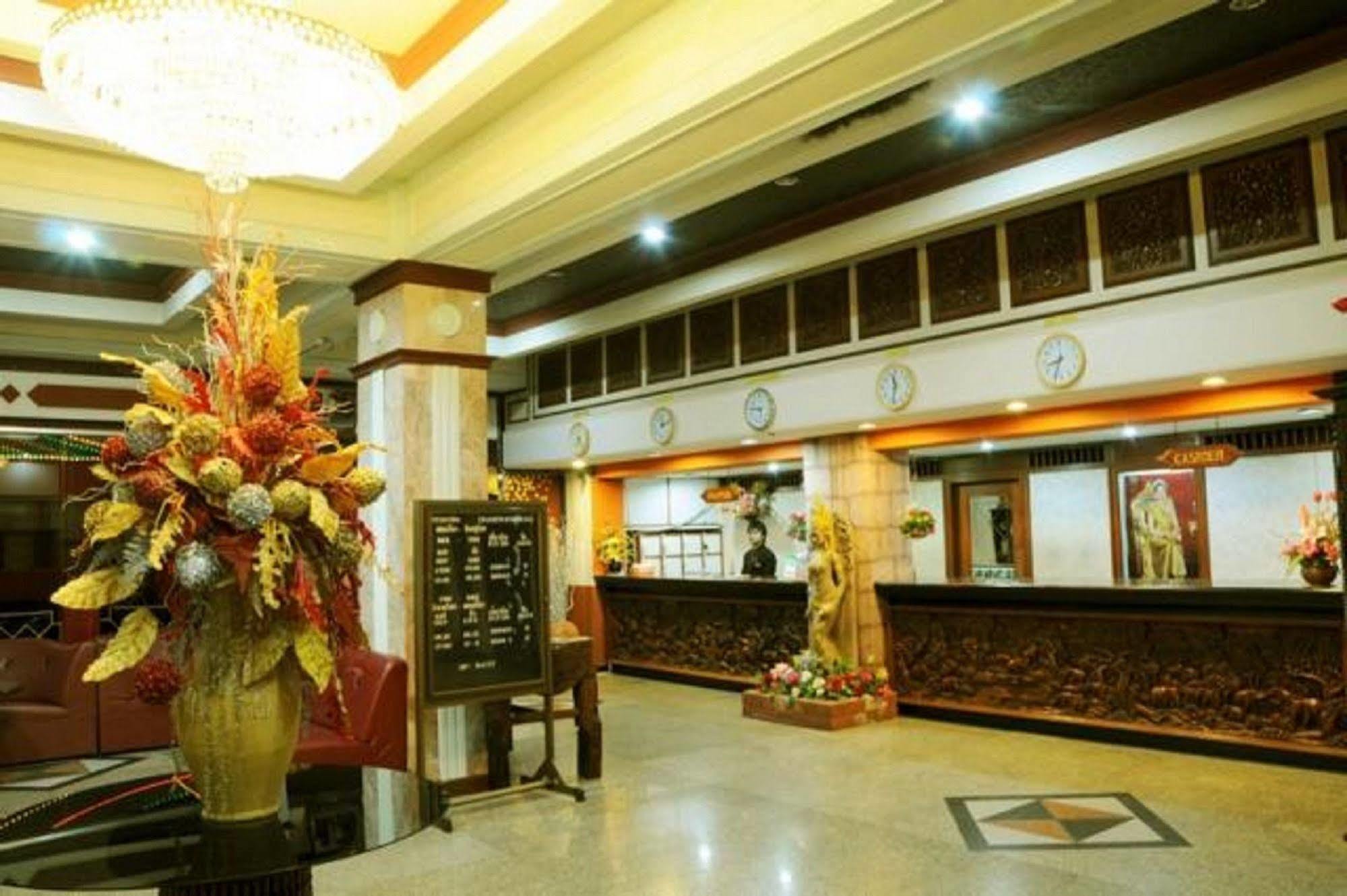 Amarin Nakorn Hotel Phitsanulok Buitenkant foto